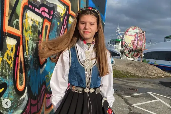 Jente med blå bunad