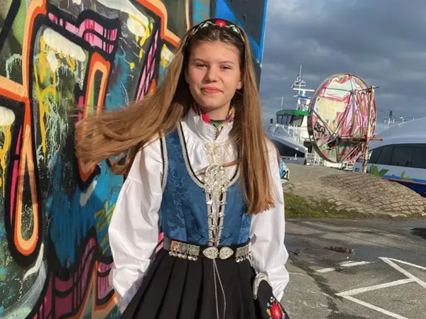 Jente med blå bunad