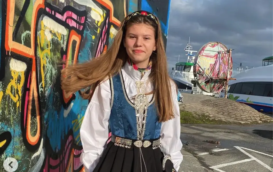 Jente med blå bunad