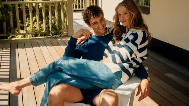 Lexington people i klær på verandaen hun sitter på fanget hans i stolen ute i solen