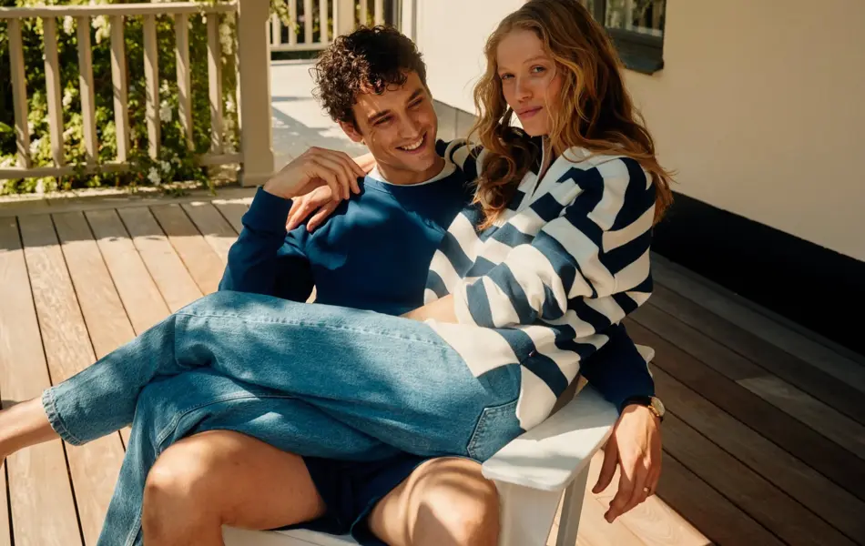 Lexington people i klær på verandaen hun sitter på fanget hans i stolen ute i solen