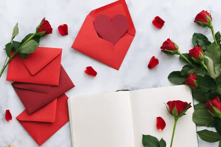 Hvordan fortelle noen at du er glad i dem, uten at det blir klisjé? Jo, med litt humor og kreativitet. Se våre tips til hjemmelagde valentinskort.