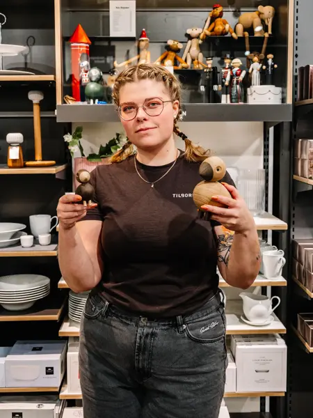 Dame som holder trefigurer