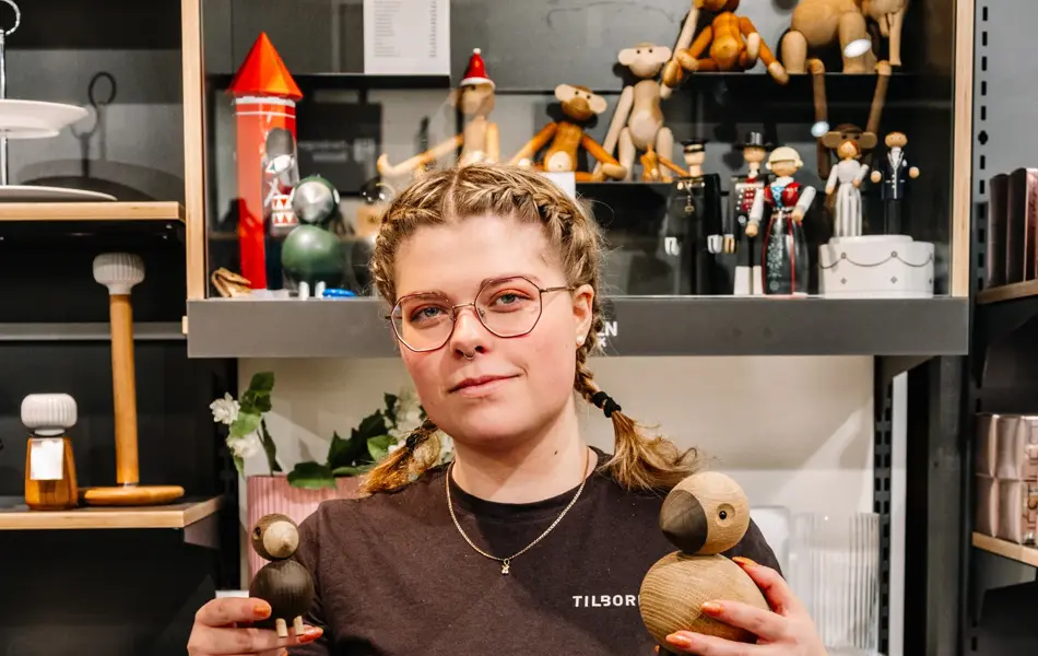 Dame som holder trefigurer