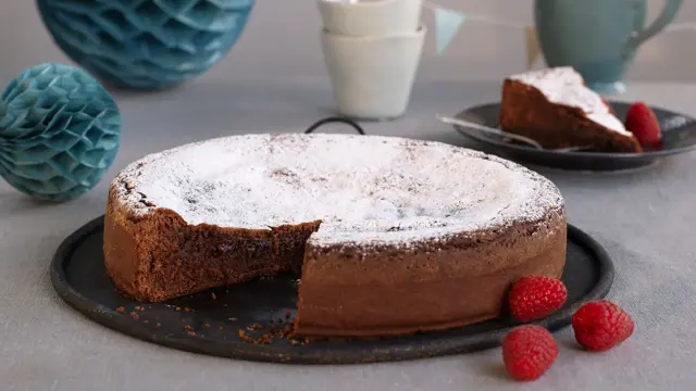 Sjokoladekake med melisstrøssel 