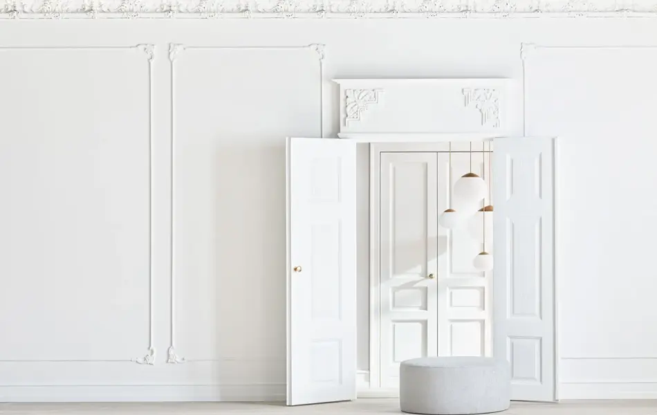 En puff ved en åpen dør