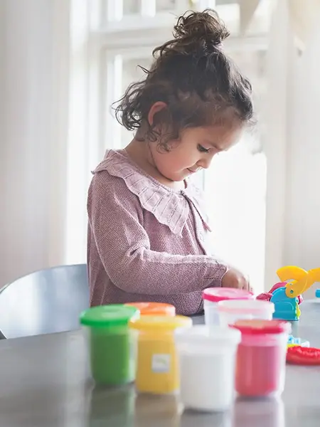 Barn som leker med plastilina