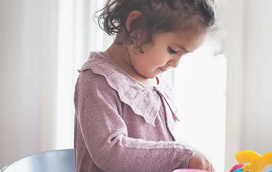 Barn som leker med plastilina