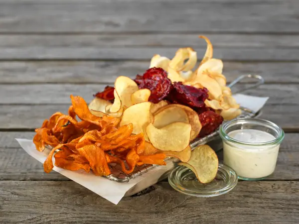 Fat med hjemmelaget grønnsakschips