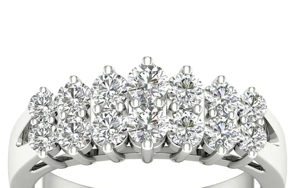 produktbilde av diamantring på hvit bakgrunn