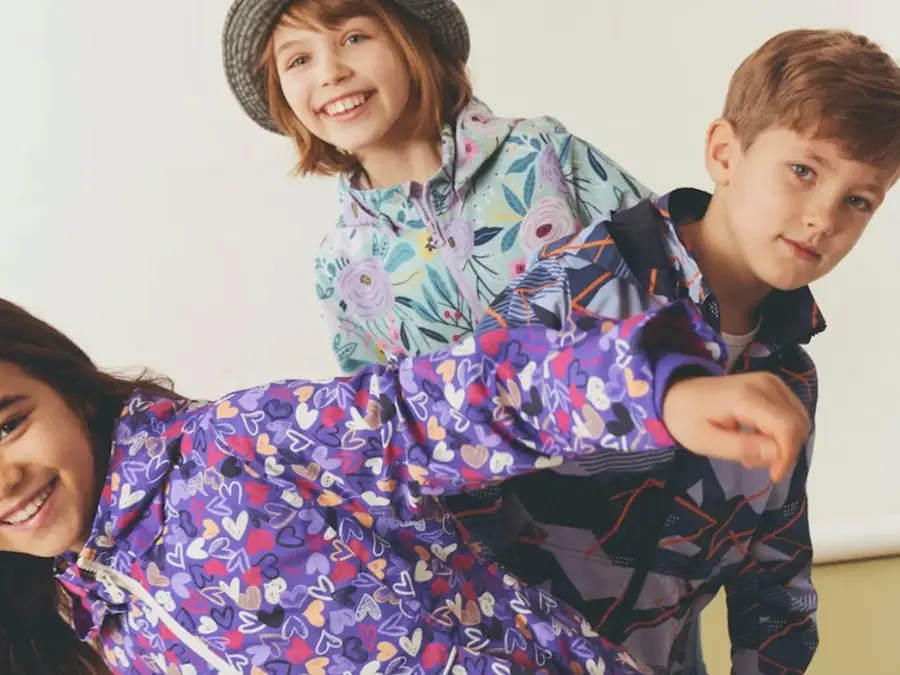 tre barn med utetøy