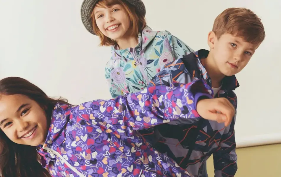 tre barn med utetøy