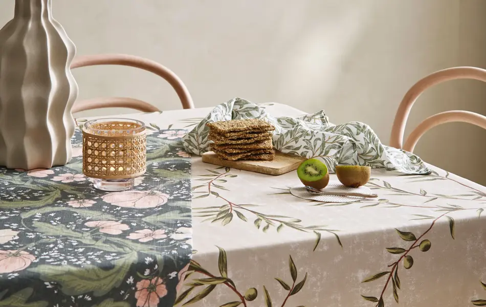 blomstrete akrylduker på kjøkkenbord