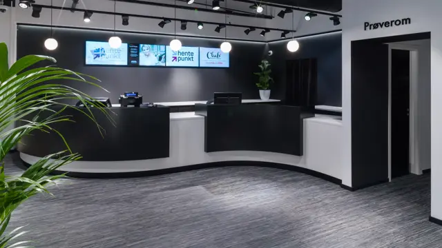 Handledisk og inngang til prøverom i et lokale