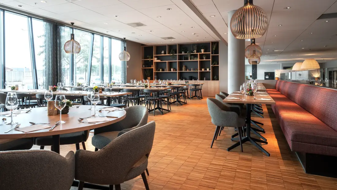Hos Restauranten Jaktlaget finner du både langbord, runde spisebord og spisebord med sofa.