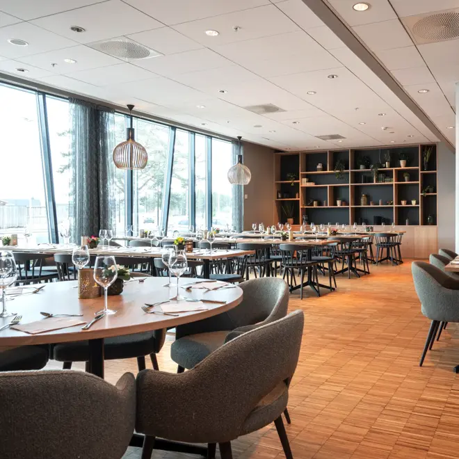 Hos Restauranten Jaktlaget finner du både langbord, runde spisebord og spisebord med sofa.
