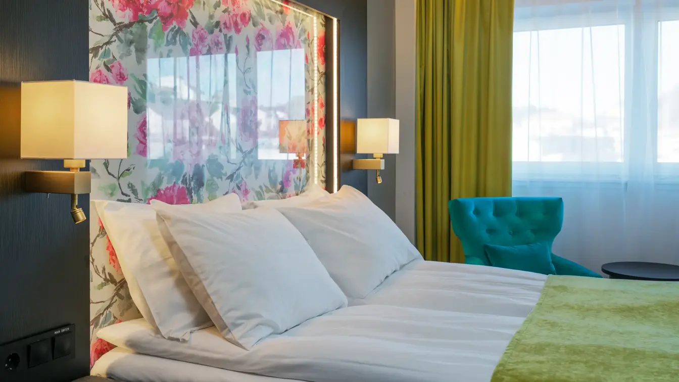 Dobbeltseng på double room med rosetapet på Thon Hotel Arendal i Arendal sentrum