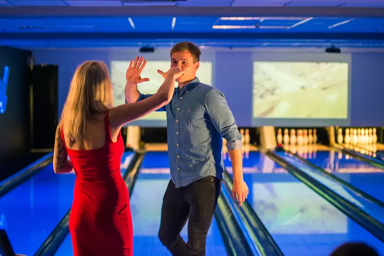 Dame og mann tar high-five 