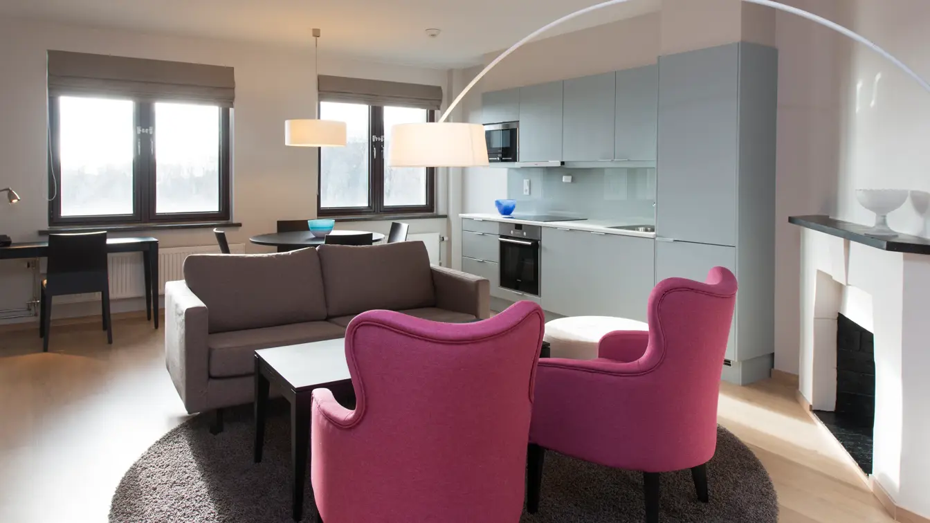 Kjøkken, peis og sitteplasser på juniorsuite på Thon Hotel Slottsparken i Oslo sentrum rett ved Karl Johan