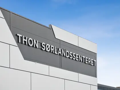 Thon Sørlandssenteret fasade, med logo på vegg.