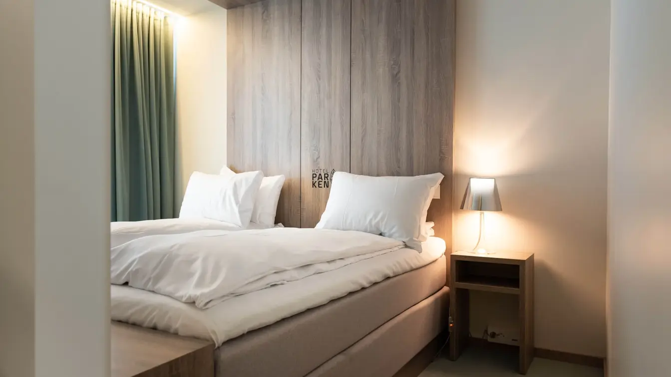 Bilde av dobbeltsengen i Juniorsuiten