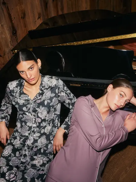 to damer, mønstret pysjamas og rosa pyjamas