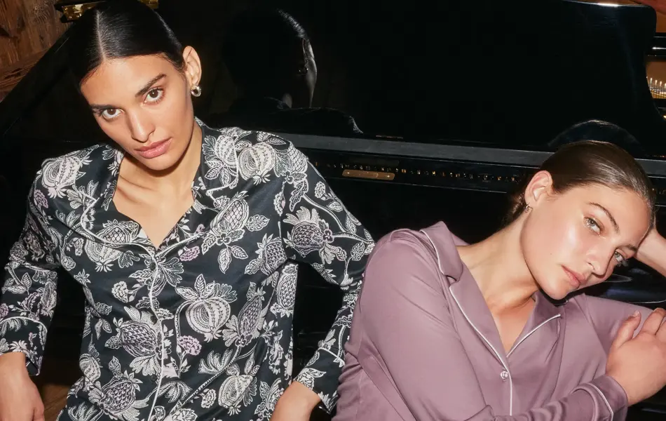 to damer, mønstret pysjamas og rosa pyjamas