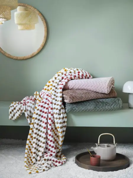 Grønn benk med håndkler på.