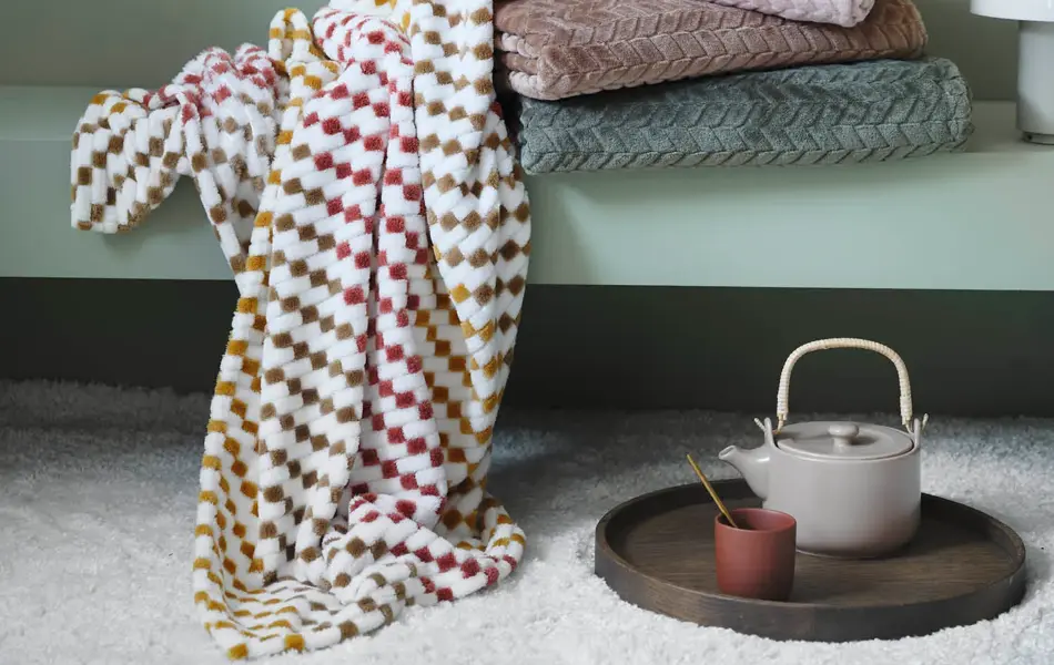 Grønn benk med håndkler på.