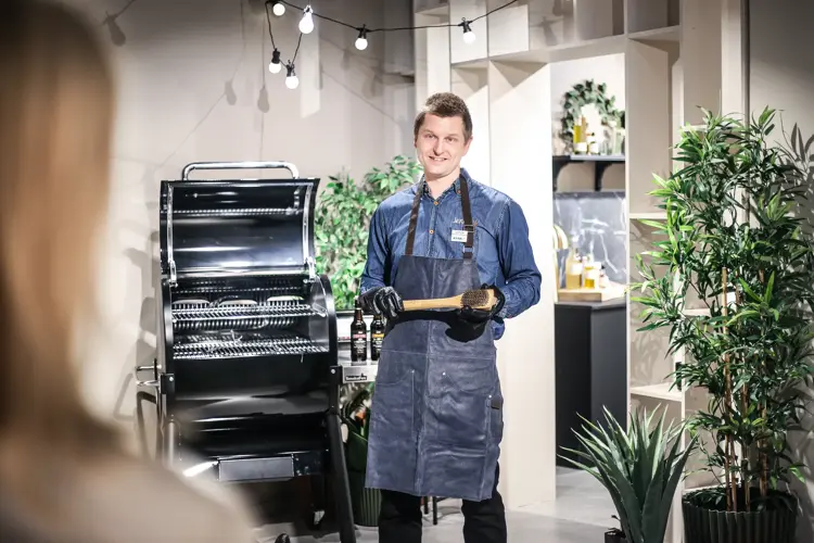 Kjenner du det kribler i kroppen av lukten av grill? Landet rundt griller vi det som grilles kan, og måltidene nytes best når de kan lages ute.