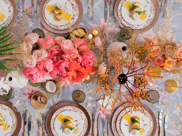 Oversiktbilde av bord dekket med fargerike blomster og tallerkener til 6 stykker