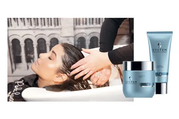 Dame som får håret vasket hos frisøren