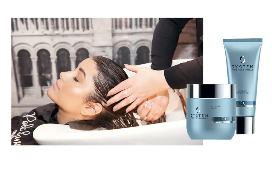 Dame som får håret vasket hos frisøren