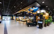 AMFI Roseby fellesareal, i gang mellom butikker ved informasjonstavle