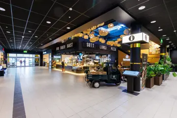 AMFI Roseby fellesareal, i gang mellom butikker ved informasjonstavle