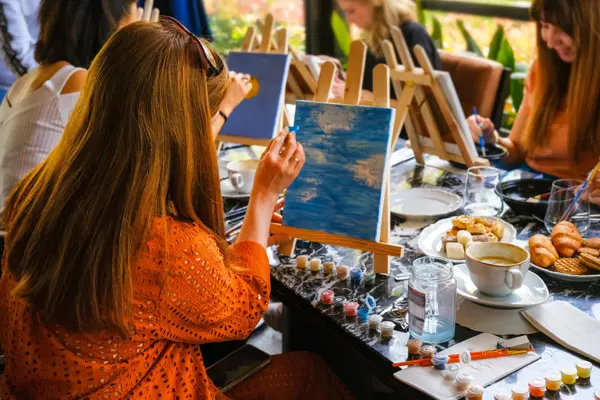 Painting  lessons in restaurant.