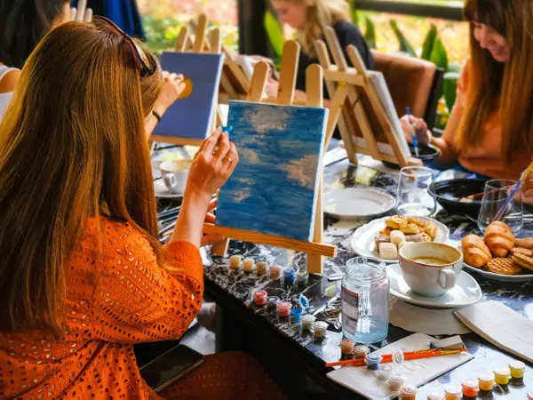 Painting  lessons in restaurant.