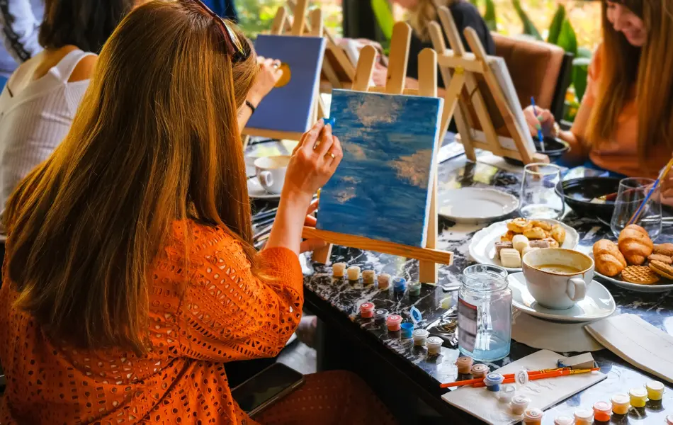 Painting  lessons in restaurant.