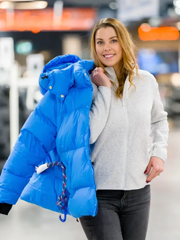 Dame med dunjakke
