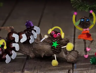 figurer laget av kongler og pinner, pyntet med hobbyartikler fra panduro