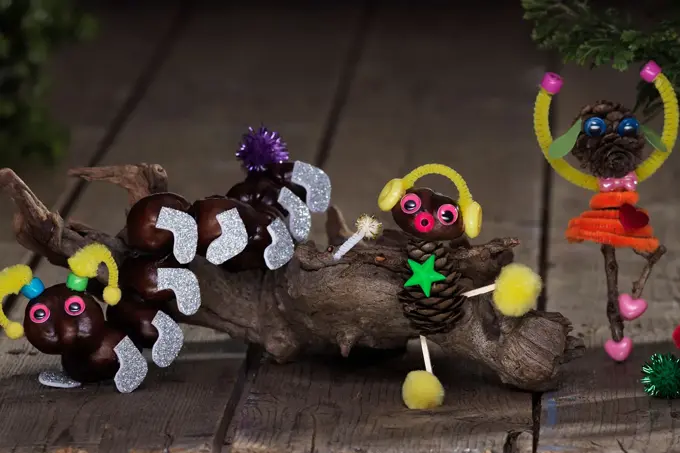 figurer laget av kongler og pinner, pyntet med hobbyartikler fra panduro