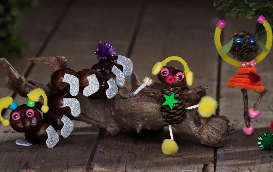 figurer laget av kongler og pinner, pyntet med hobbyartikler fra panduro