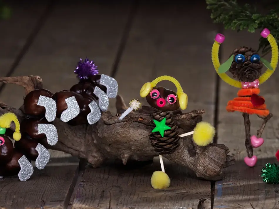 figurer laget av kongler og pinner, pyntet med hobbyartikler fra panduro