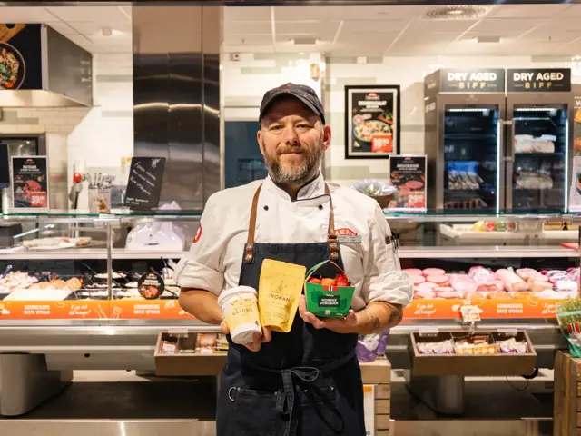 mann holder matvarer