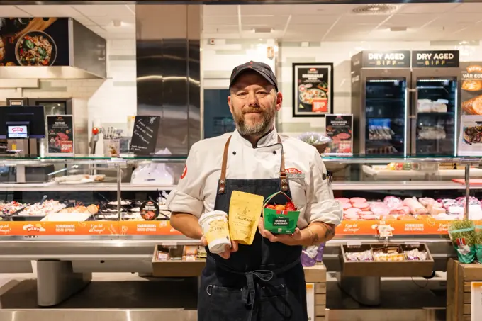 mann holder matvarer