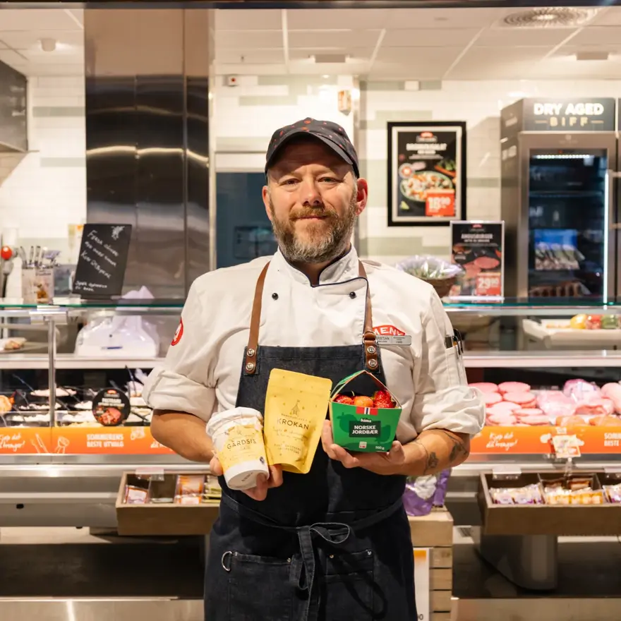 mann holder matvarer