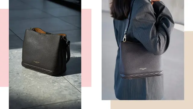 Dame viser frem vesker