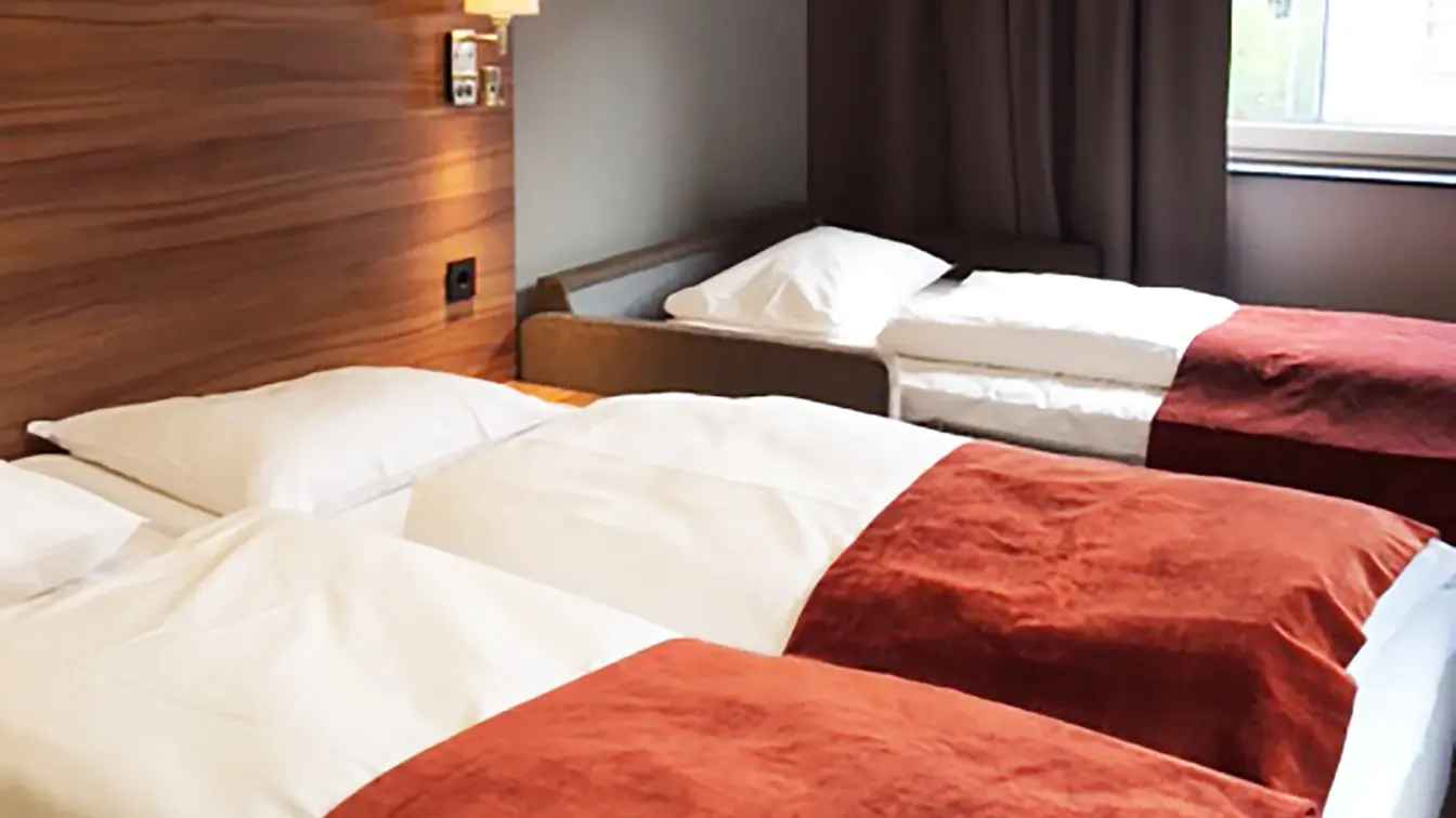 Dobbeltseng og ekstraseng i rom på Thon Hotel Otta