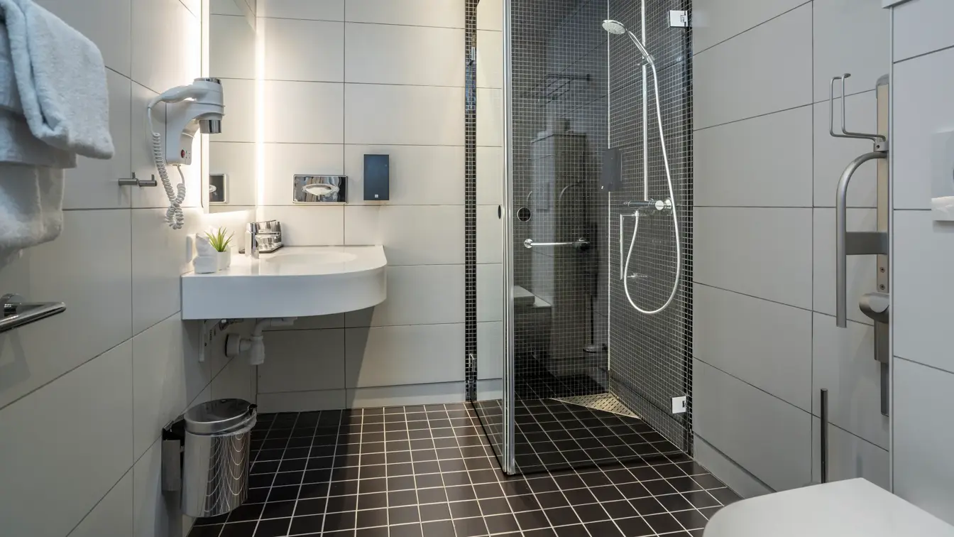 Bad på superiorrom med servant, dusj og vegghengt hårføner