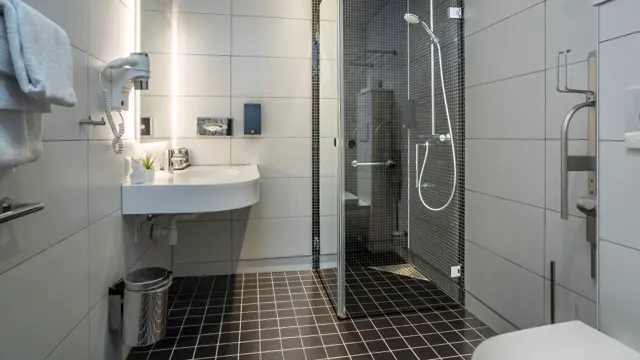 Bad på superiorrom med servant, dusj og vegghengt hårføner